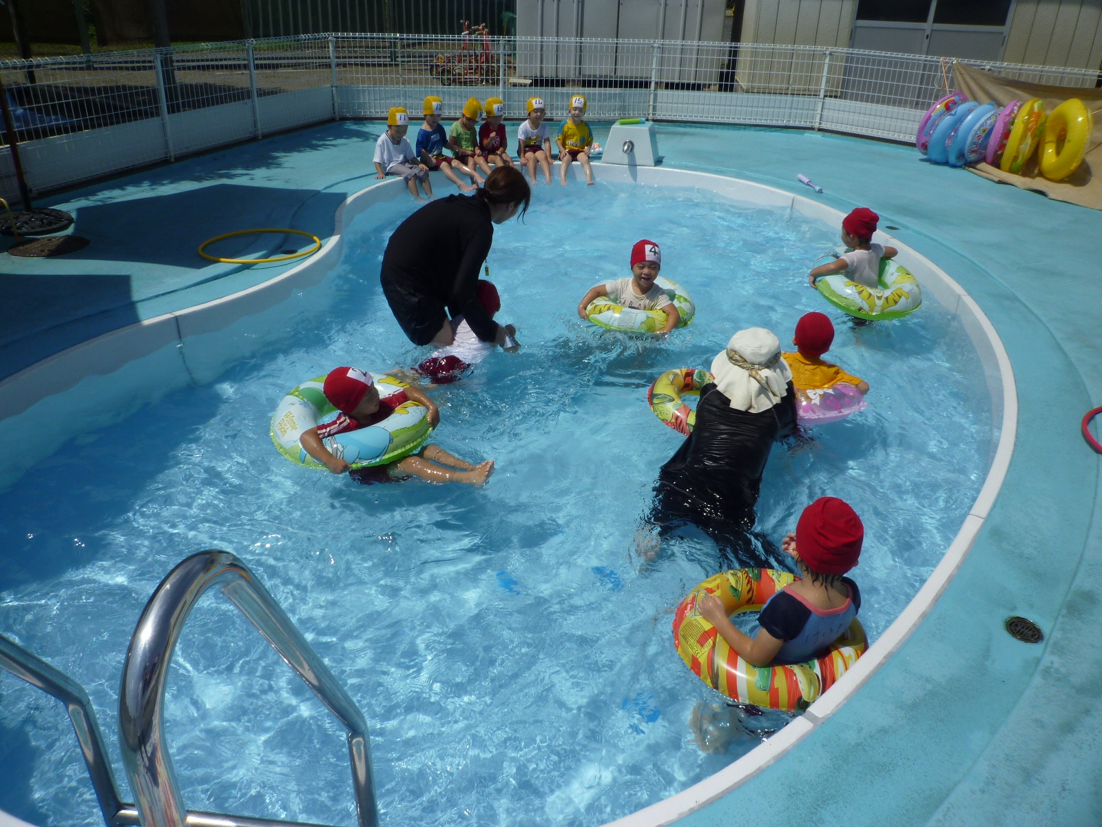 浮き輪で泳ぐ3歳児