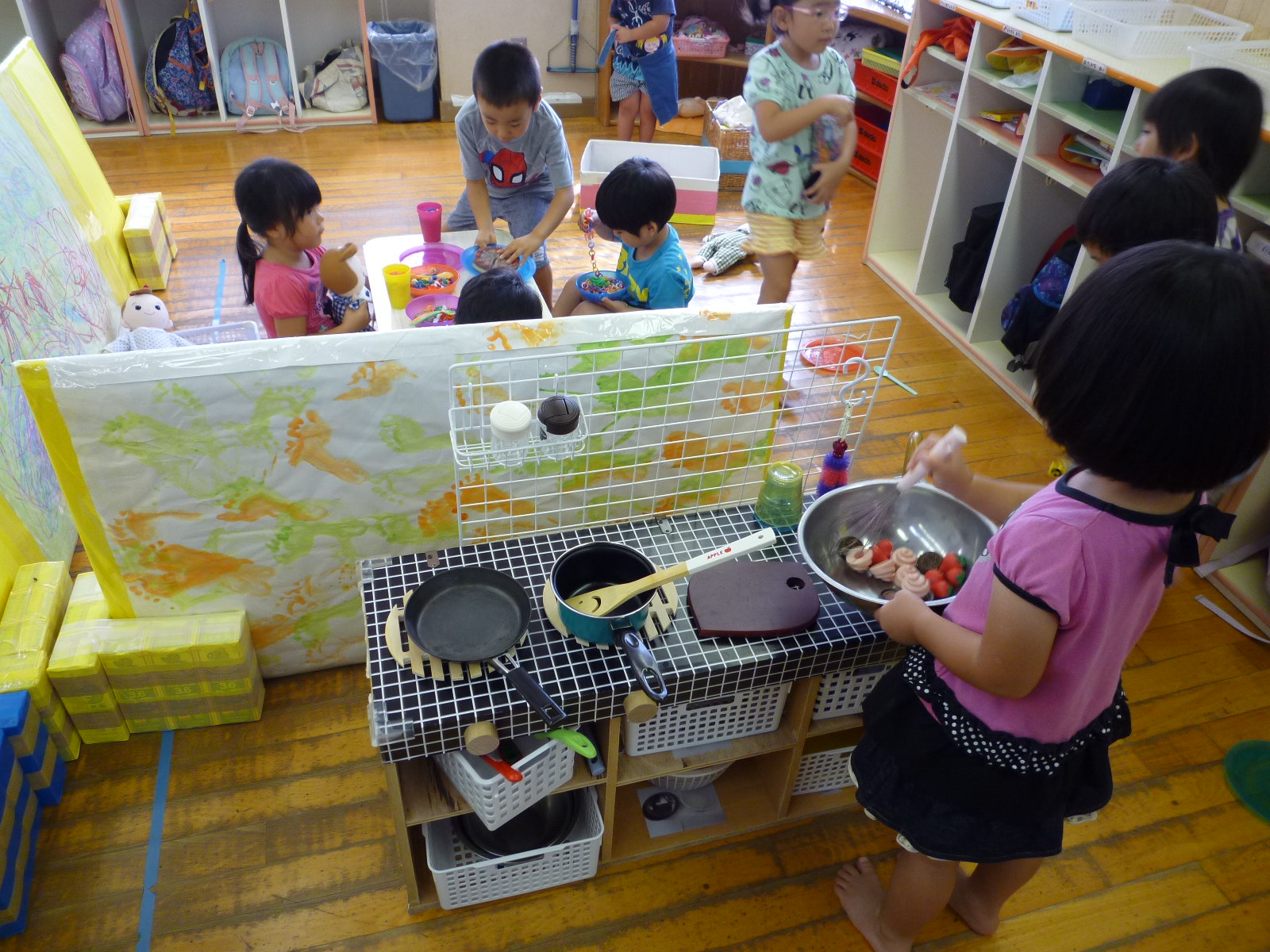 保育士手作りのキッチンでままごとをする4歳児