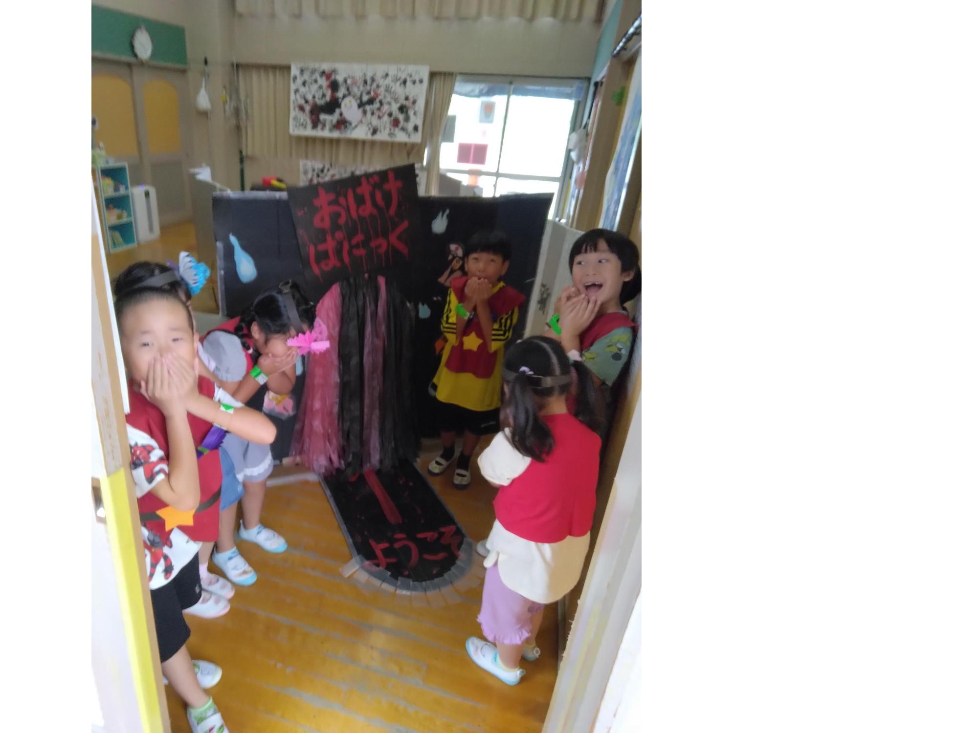おばけパニックのコーナー入口でドキドキしている子どもたち