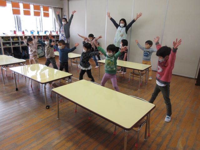 お箸のエクササイズをしている3歳児