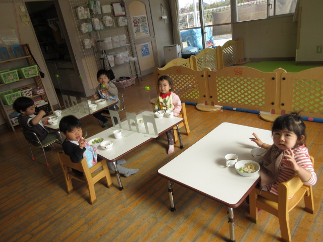 1歳児ももぐみの給食を食べている様子。