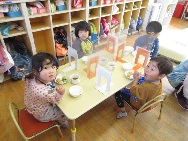 2歳児ちゅうりっぷぐみが大きなお口を開けて給食を食べている様子。