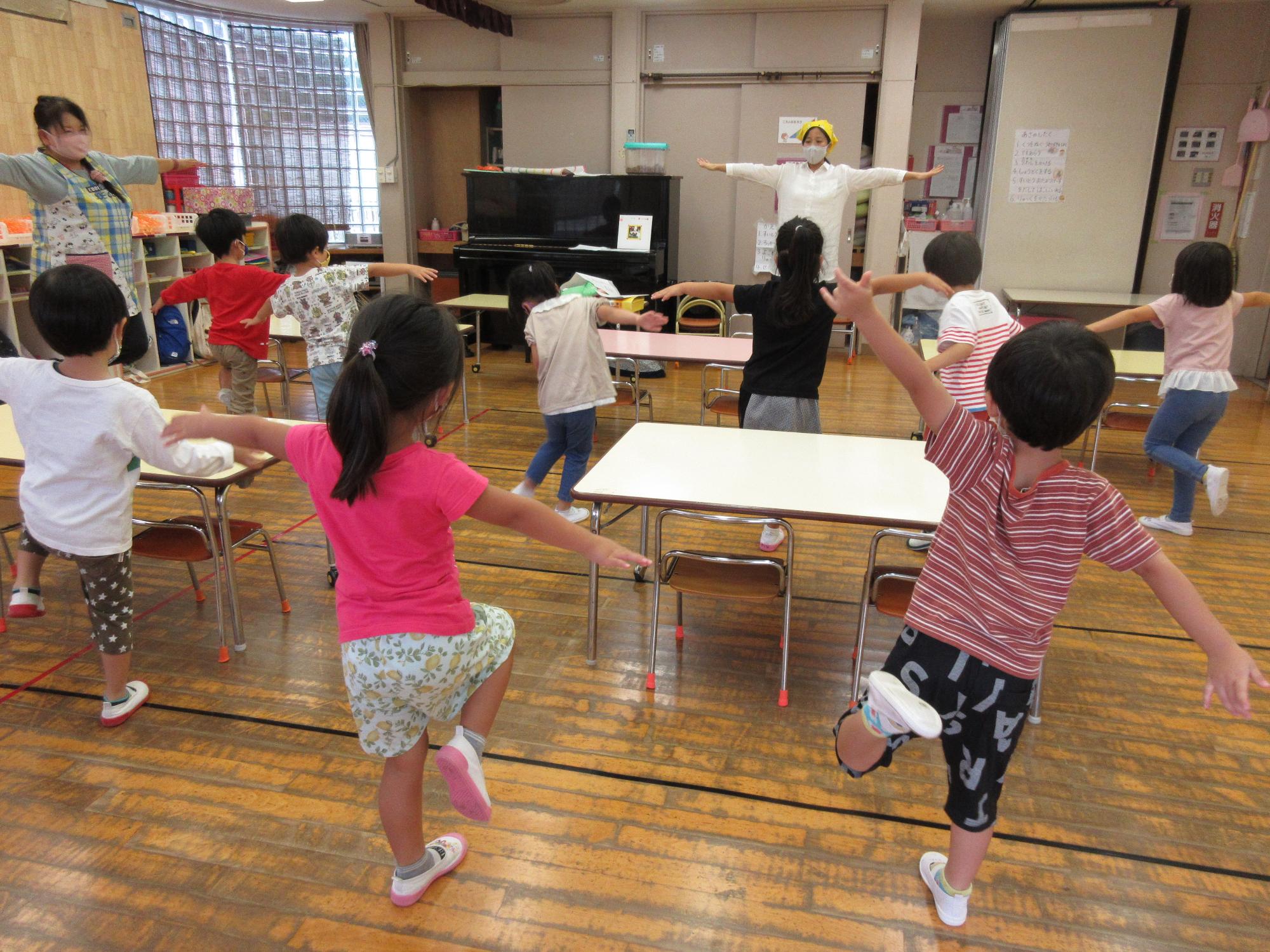 お箸を使う前の準備体操で、子どもたちが1本足でバランスをとっている写真