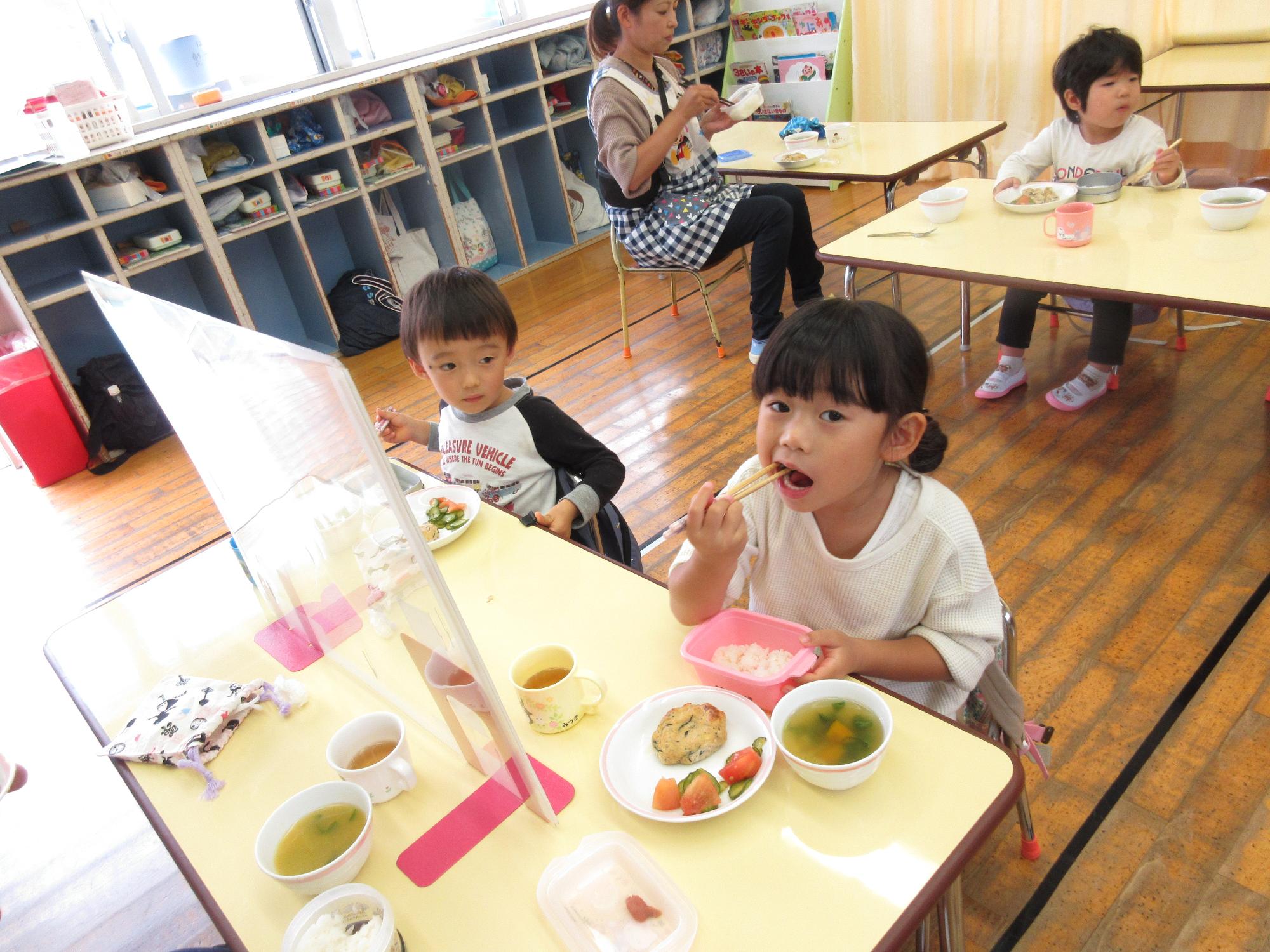 3歳児が給食を食べている写真
