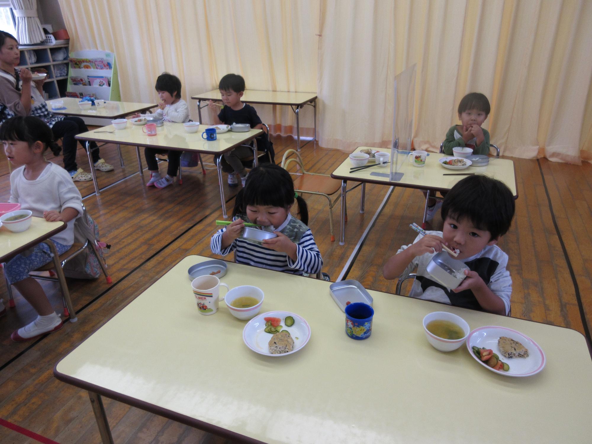 3歳児が給食を食べている写真