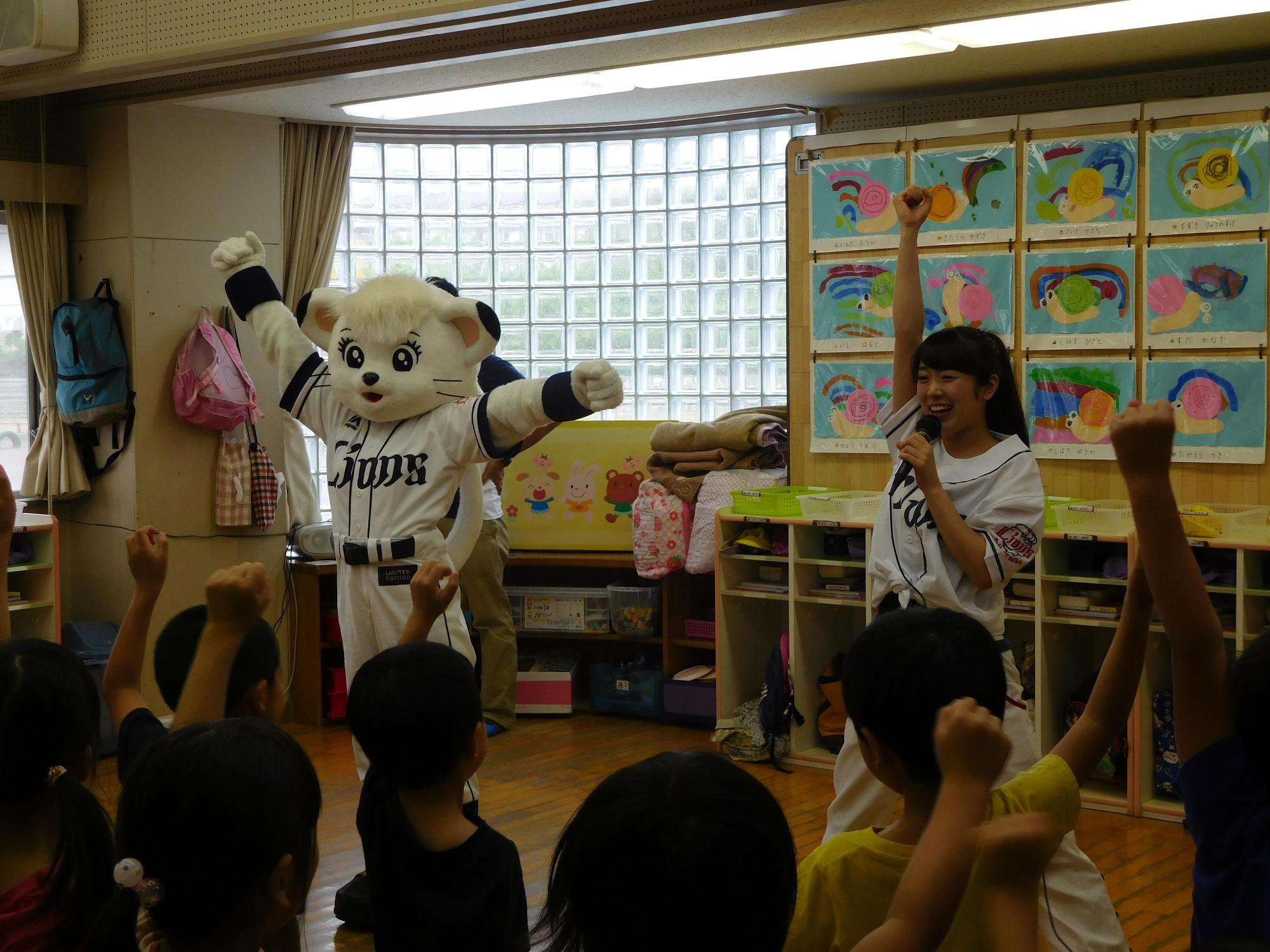 西武ライオンズのマスコットキャラクターのライナちゃんとダンスを楽しむ写真