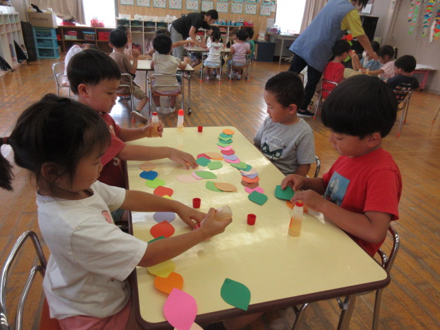 七夕飾りを作る子どもたち。