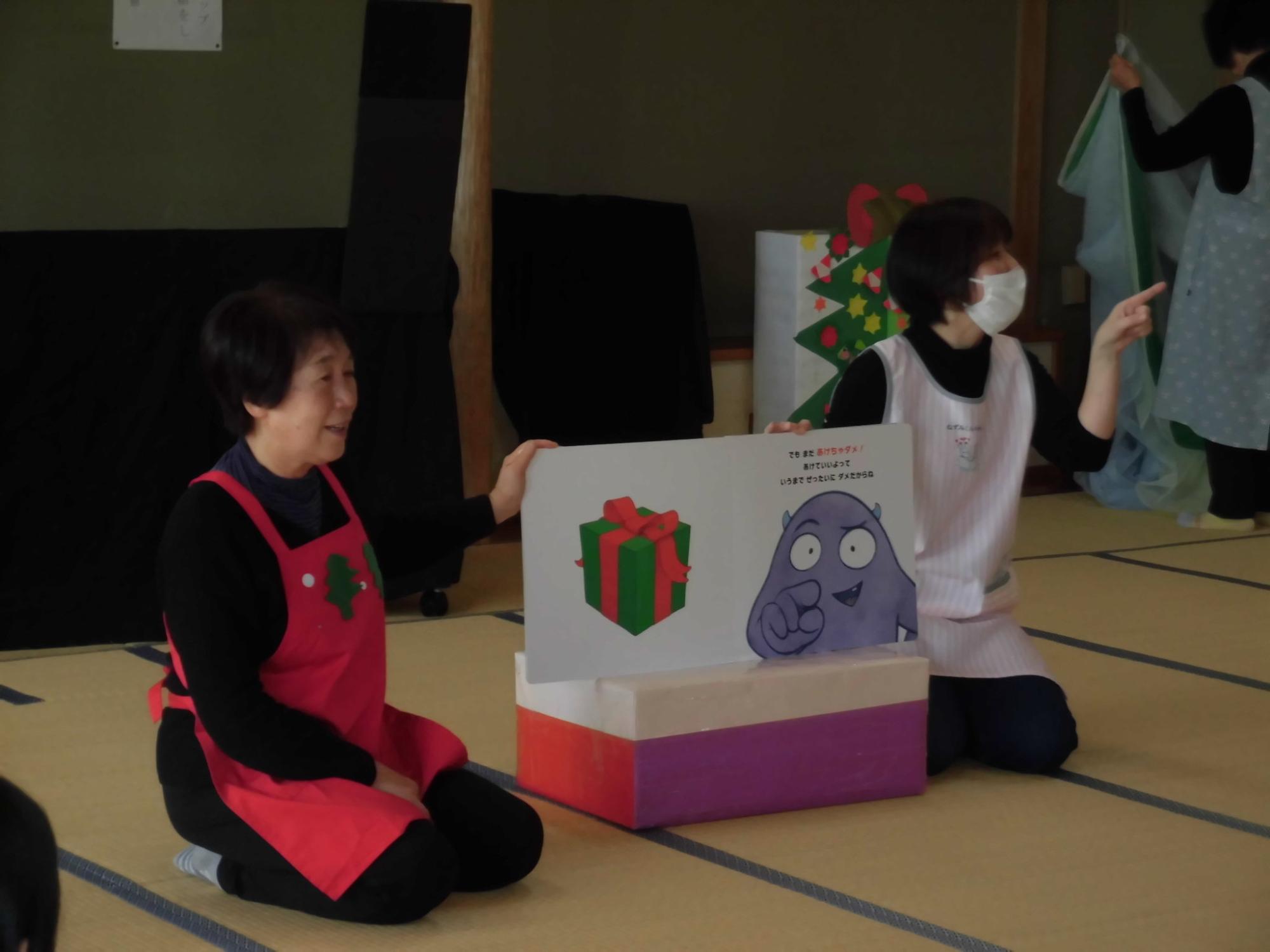 クリスマス会絵本の読み聞かせ