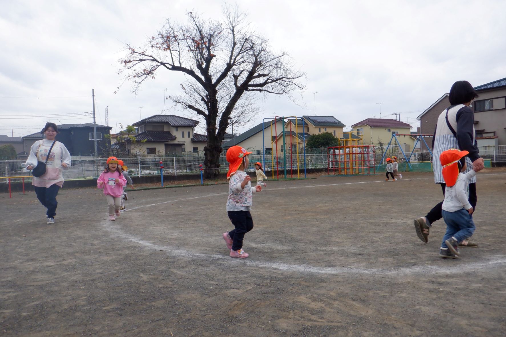 マラソン、トラックの外周を楽しそうに走っている
