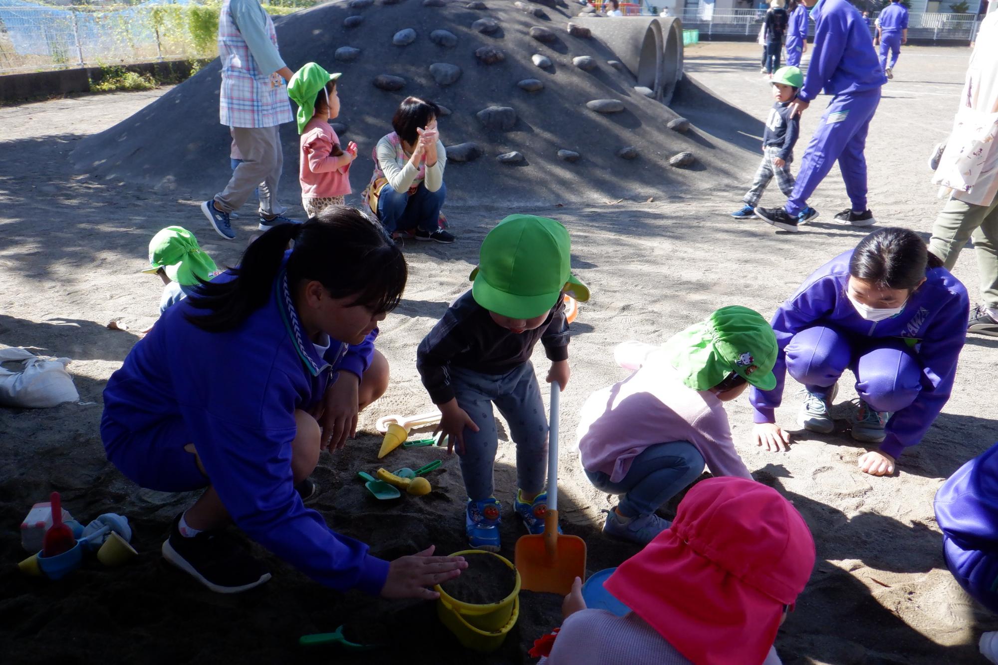 中学生と遊ぶ子ども達