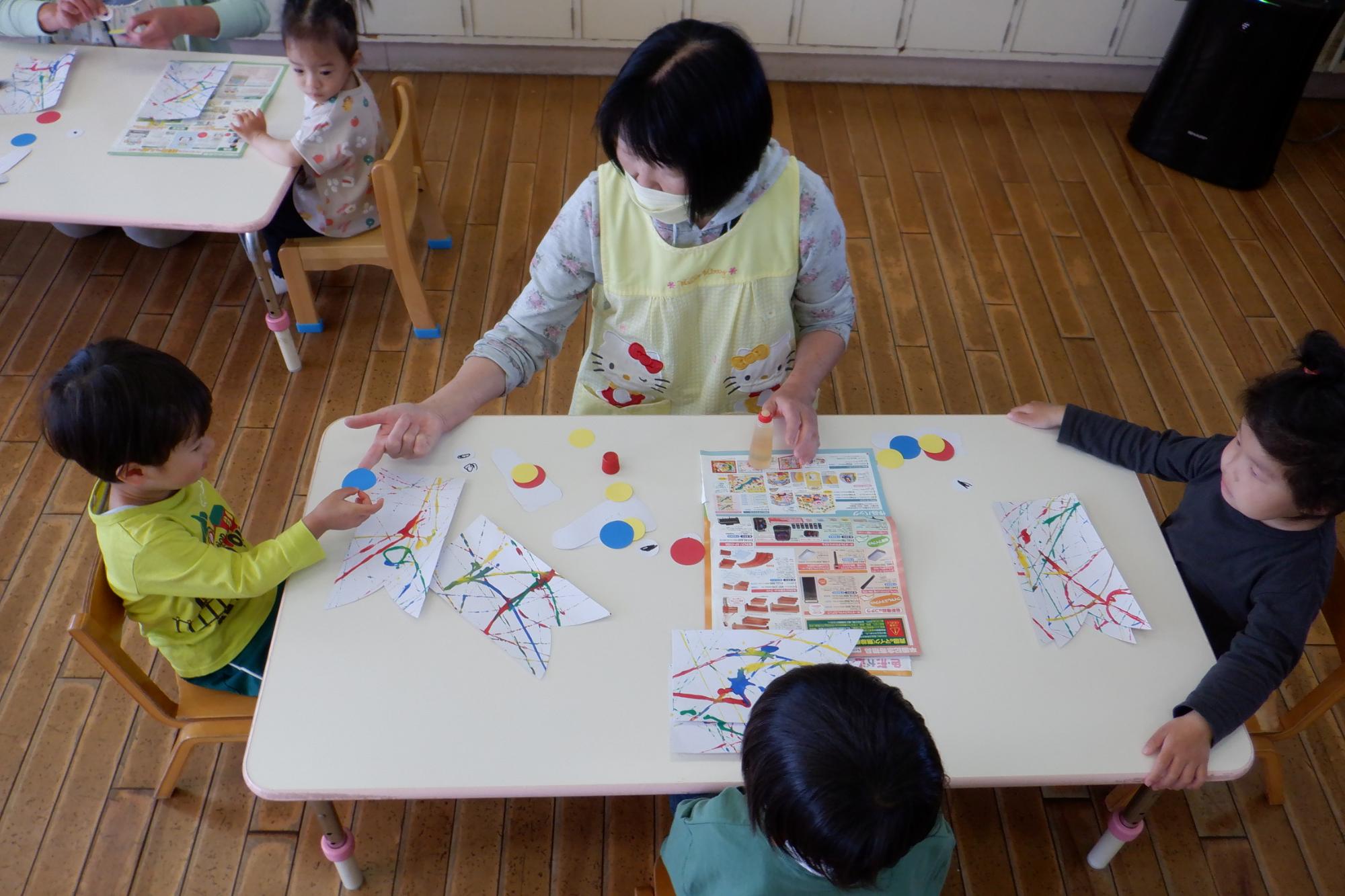 職員と製作をする子ども達