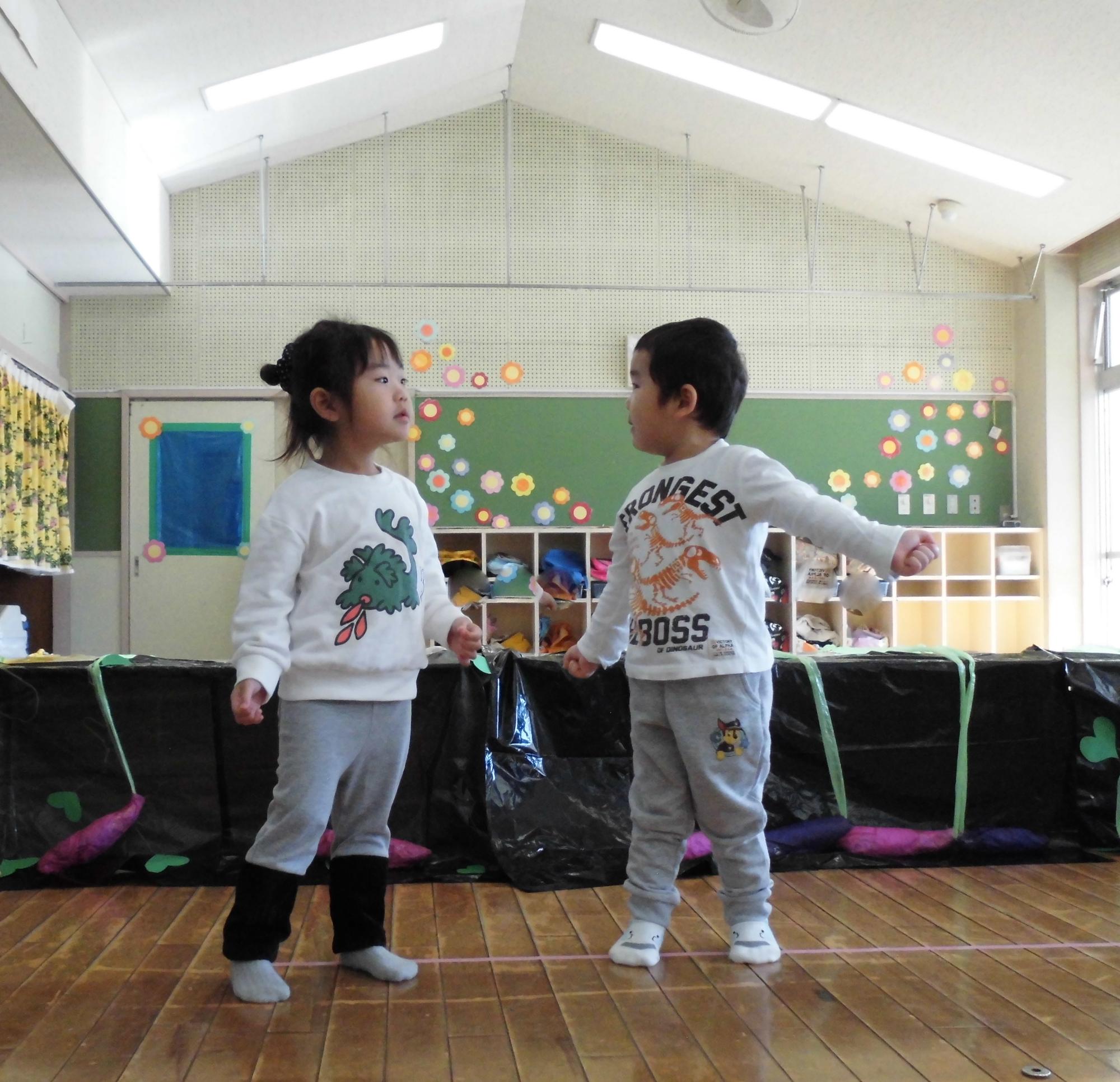 おいもを掘るぞと意気込んでいます