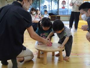 一生懸命ベルを鳴らす子どもたち