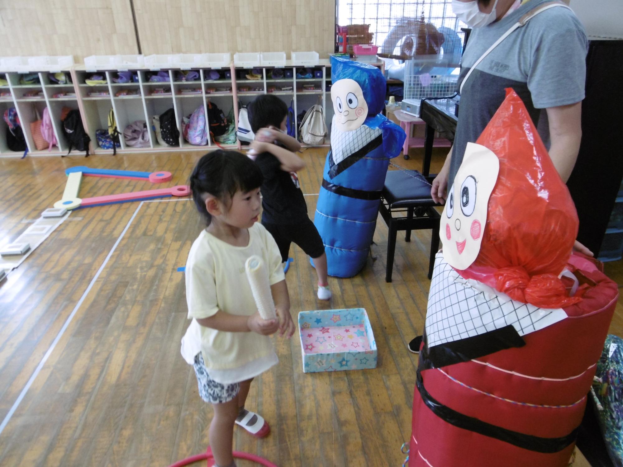 子どもたちが忍者の人形と剣術修行をしている写真