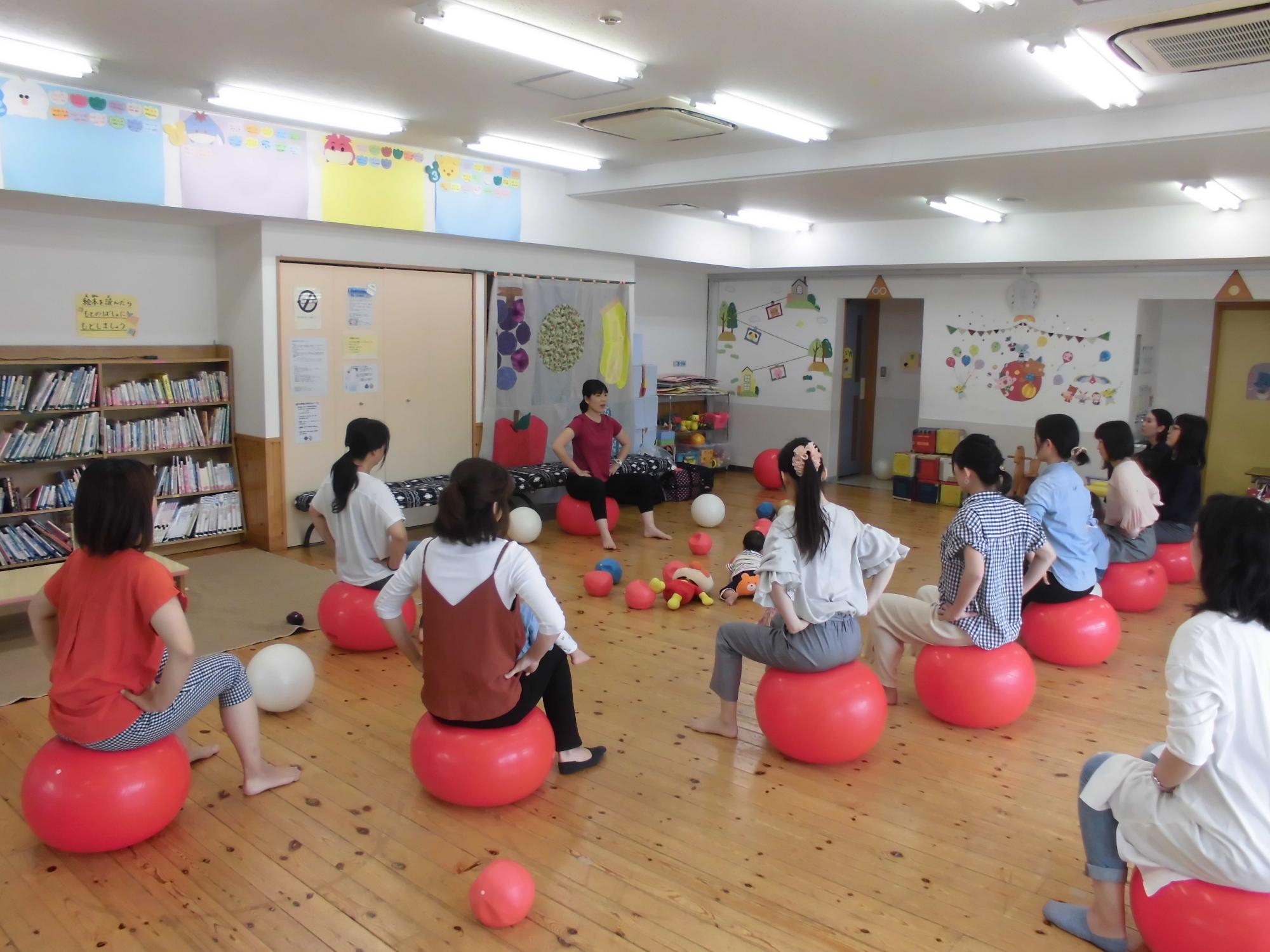 親子でバランスボール（高根児童室）