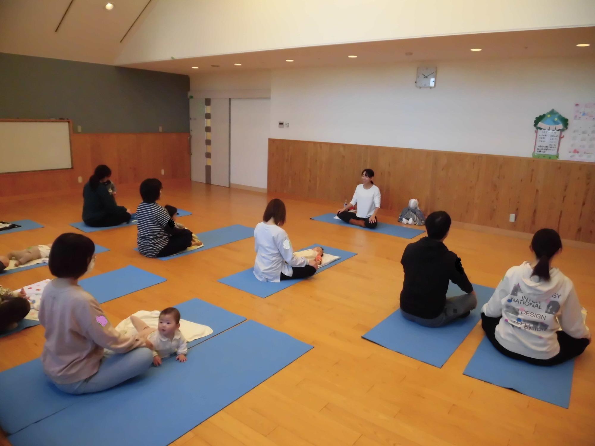 親子ヨガ