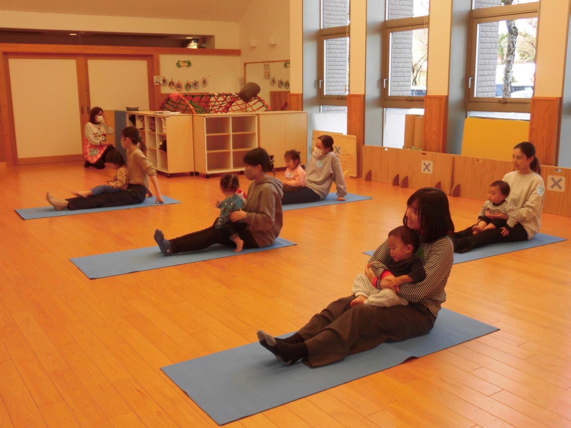 親子ヨガ