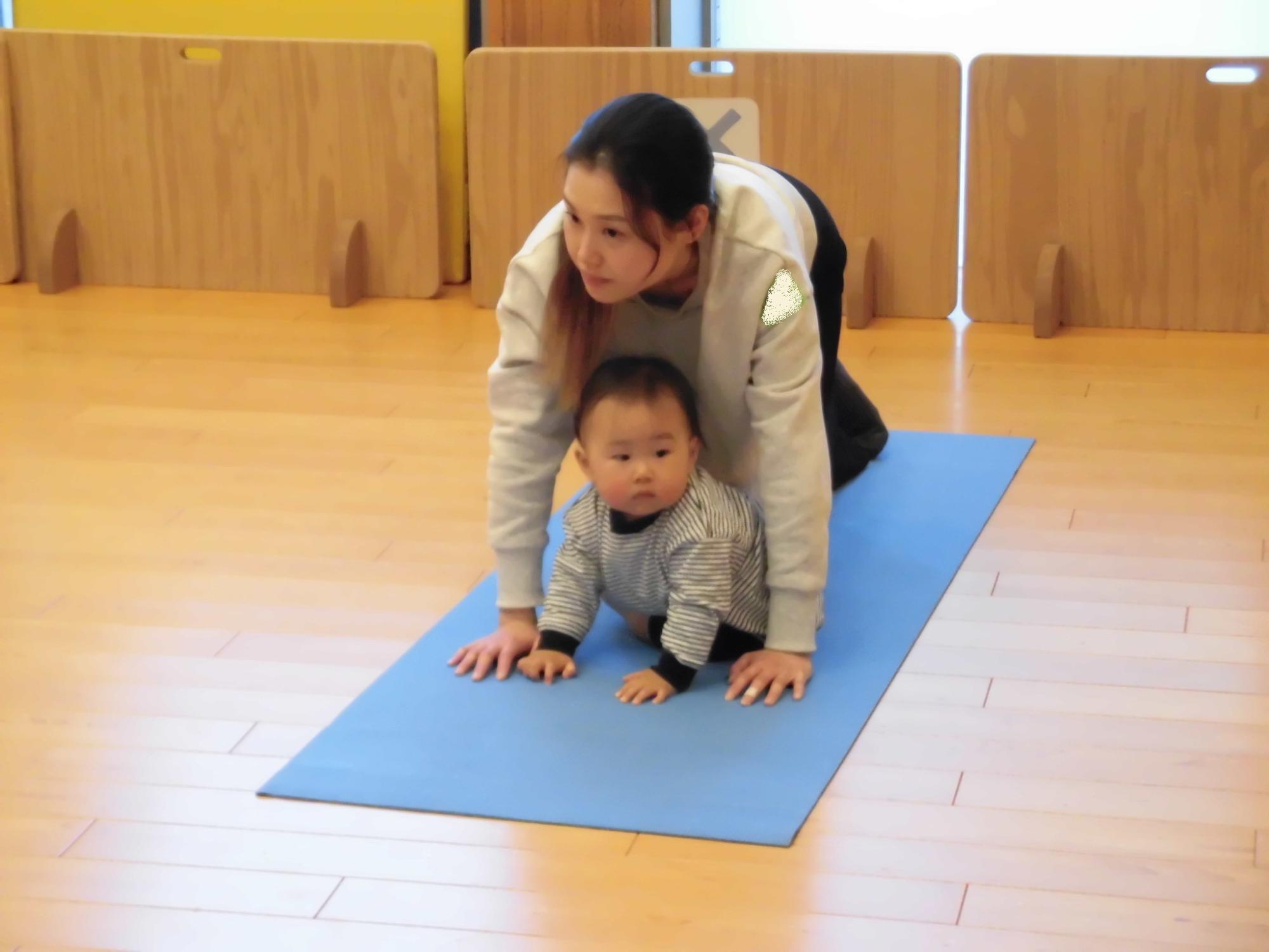 親子ヨガ