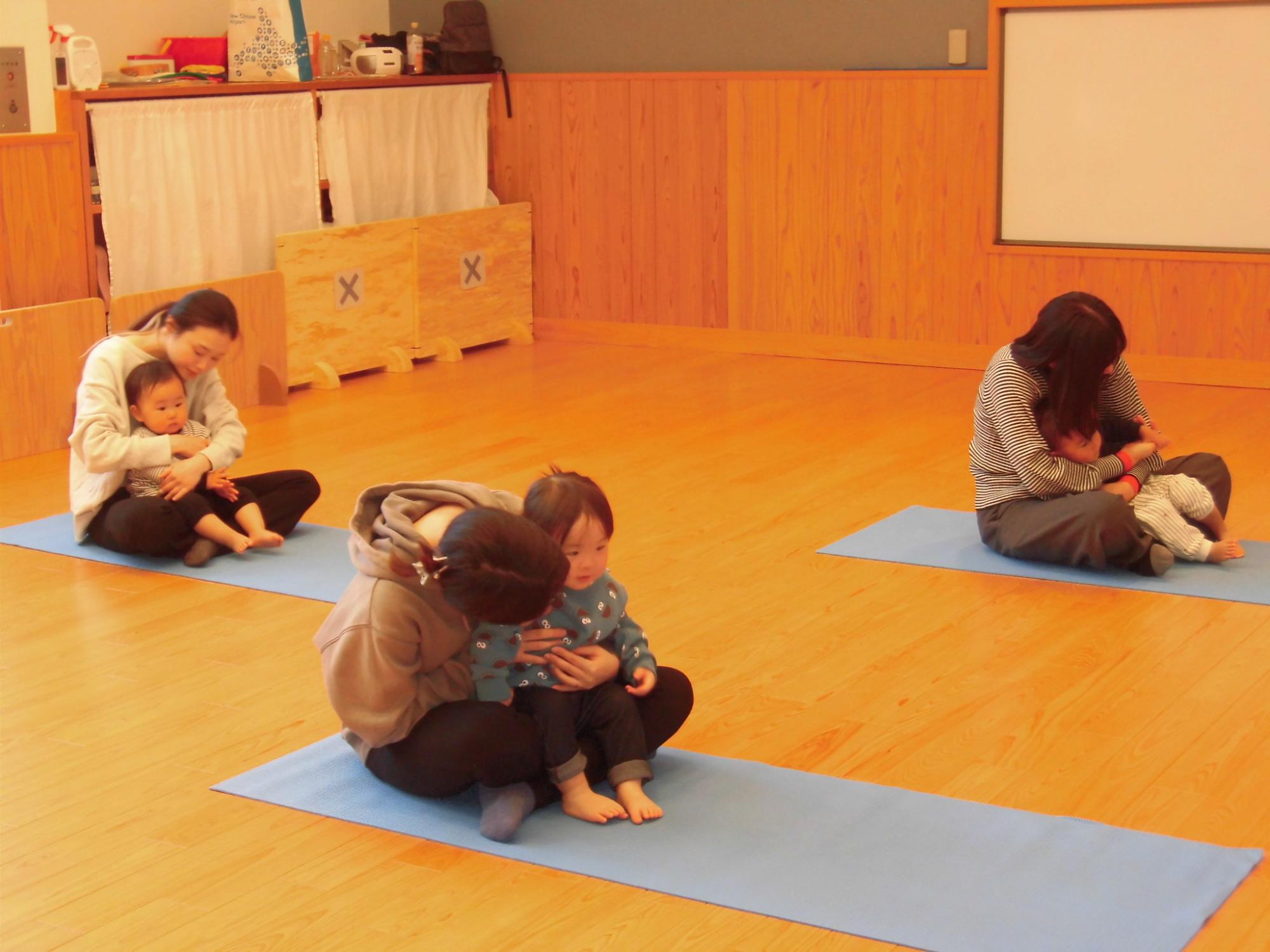 親子ヨガ