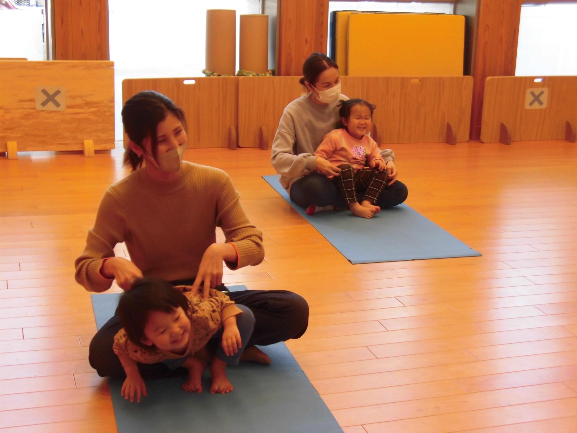 親子ヨガ
