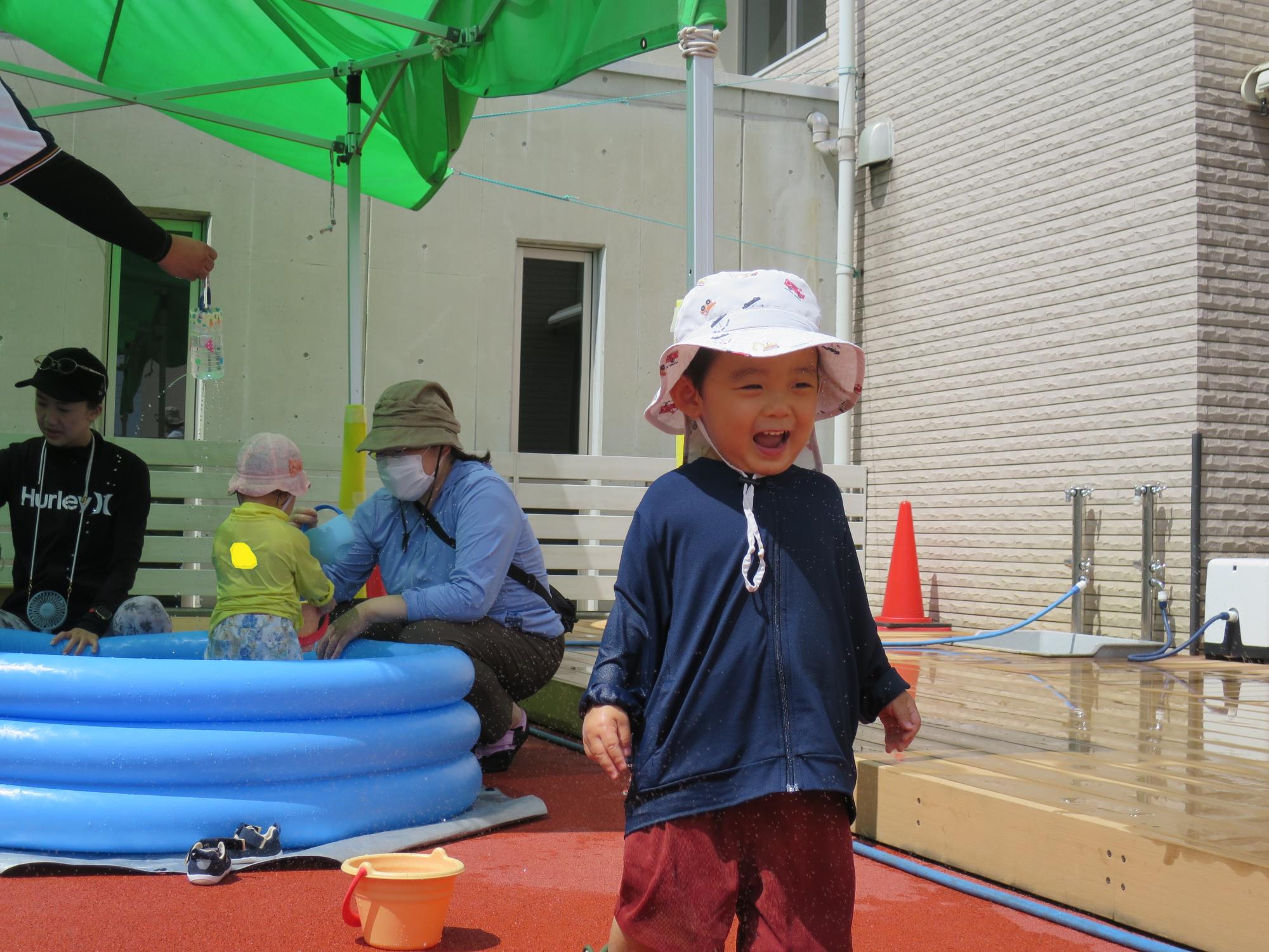 プールで水遊び（ぬくぬく）8月23日
