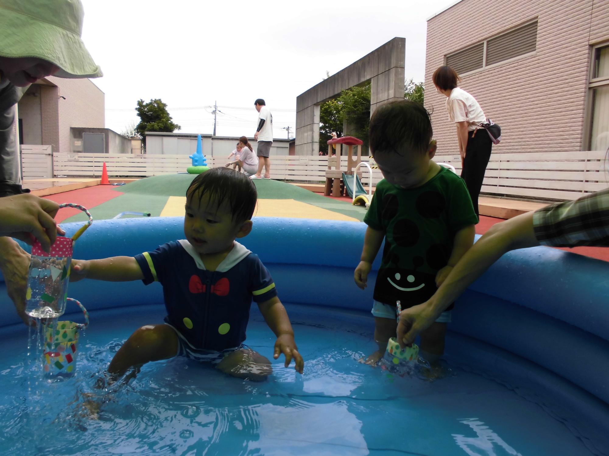 プールで水遊び