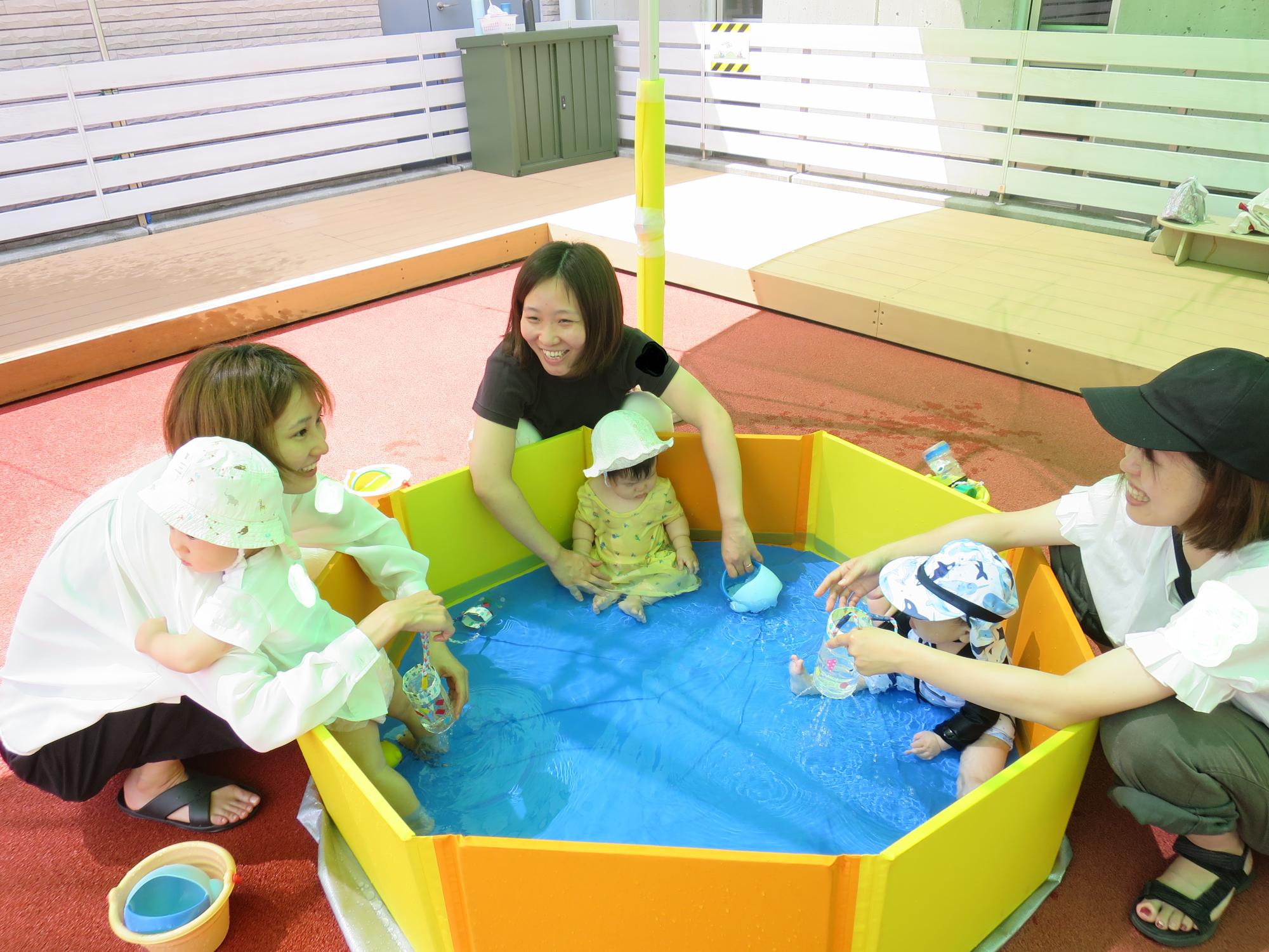 プールで水遊び（ぬくぬく）7月30日