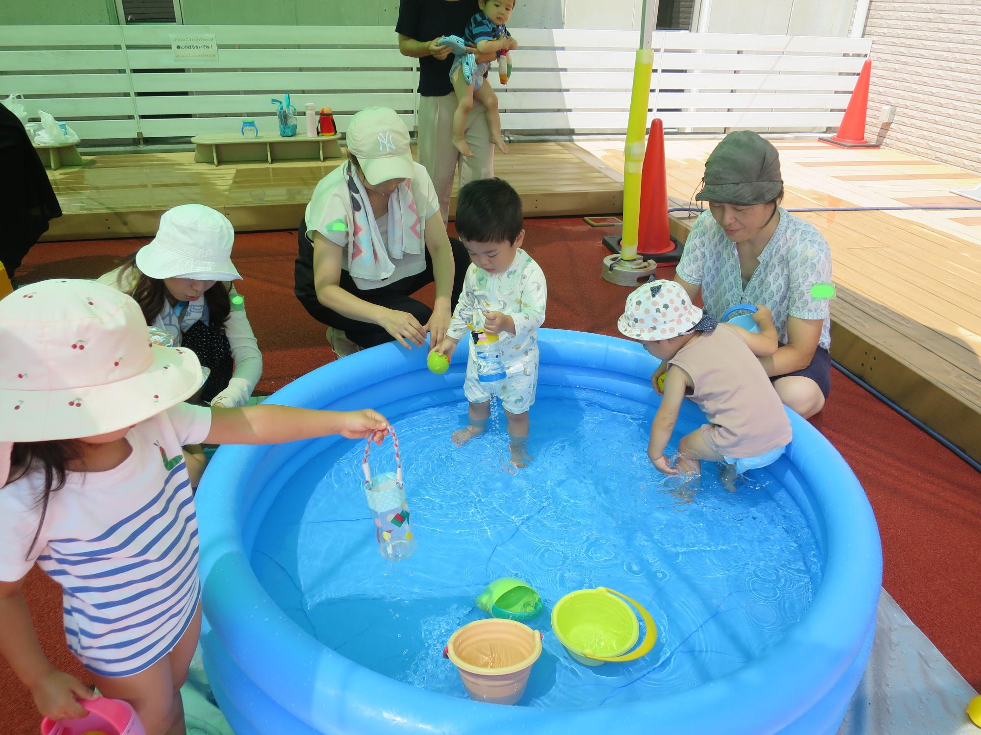 プールで水遊び（ぬくぬく）7月24日