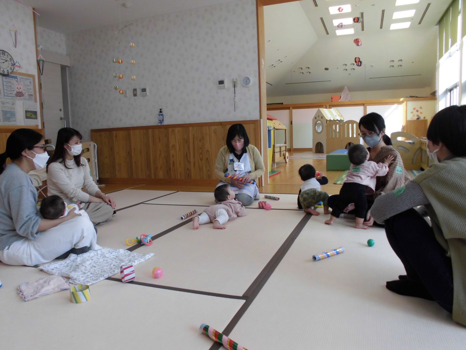 支援員の話を聞く参加者