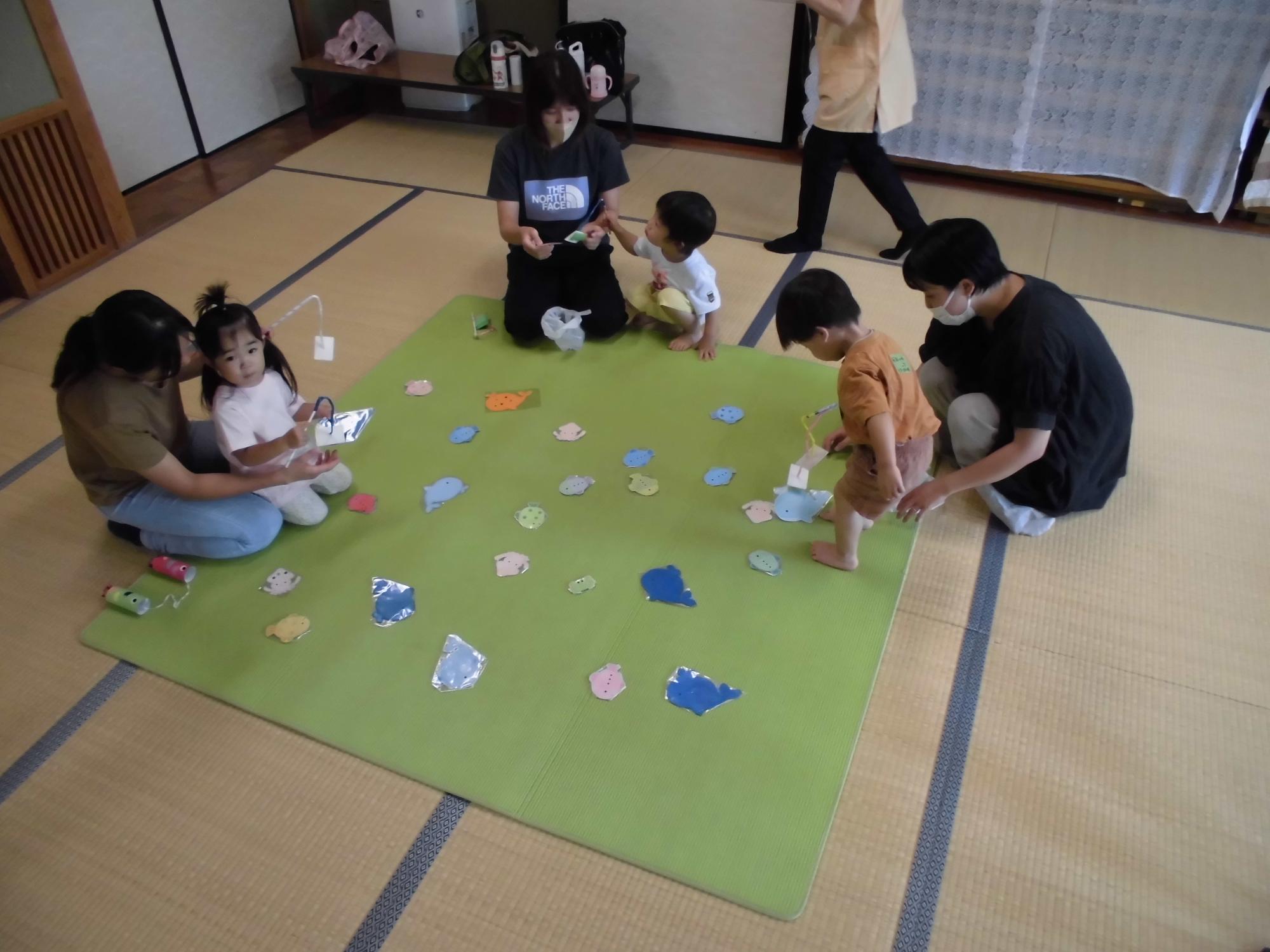 魚を釣っている子どもたち