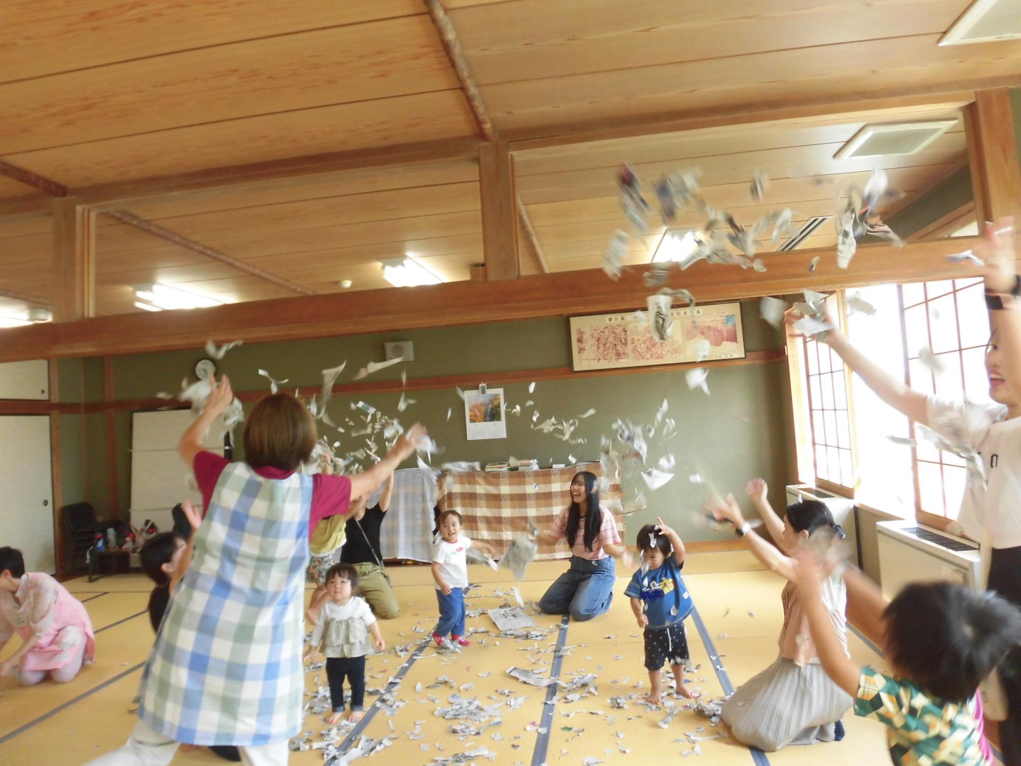 新聞紙あそび（出張ひろばおひさま）9月24日