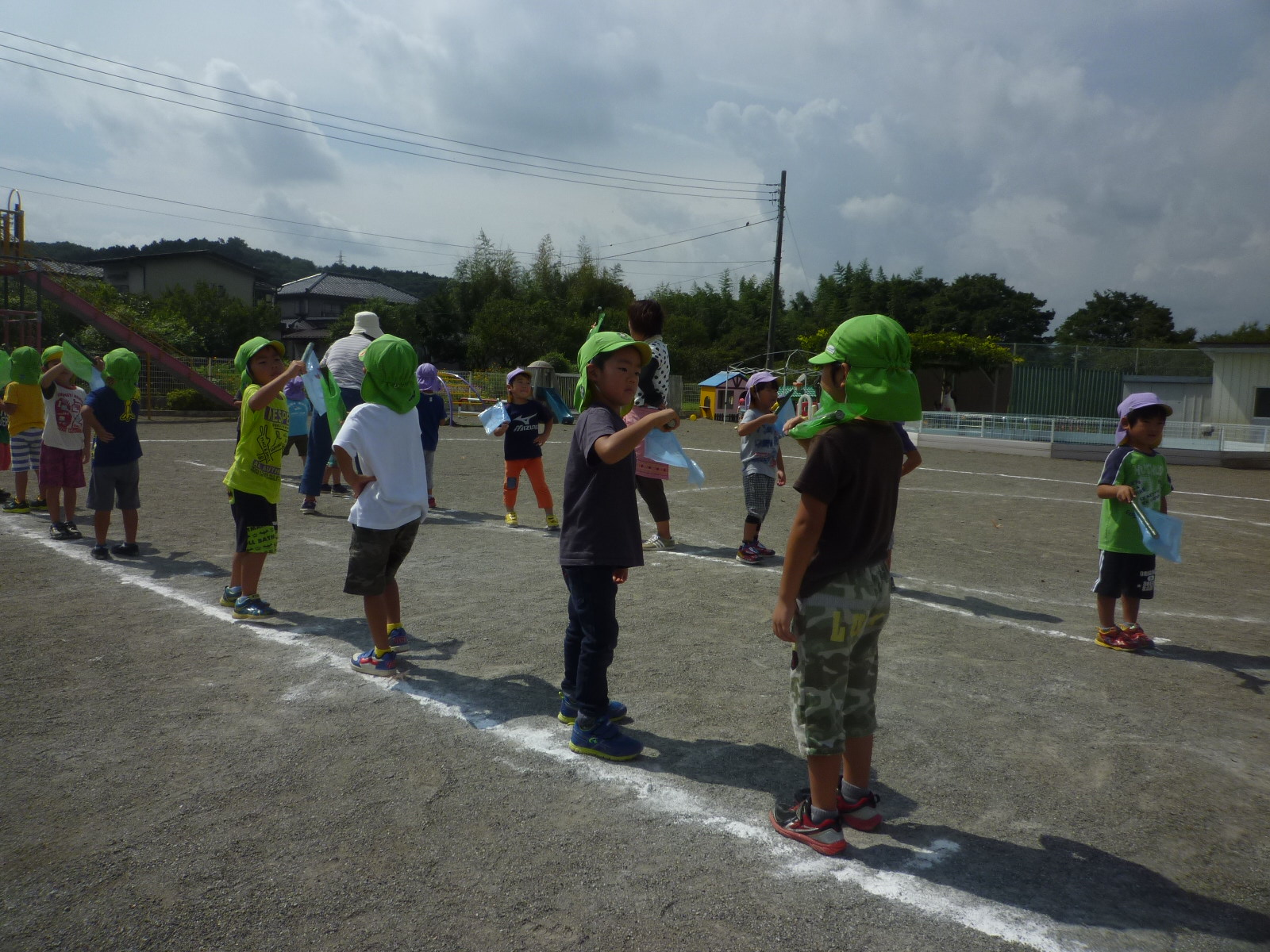 運動会のお遊戯を練習する男の子たち