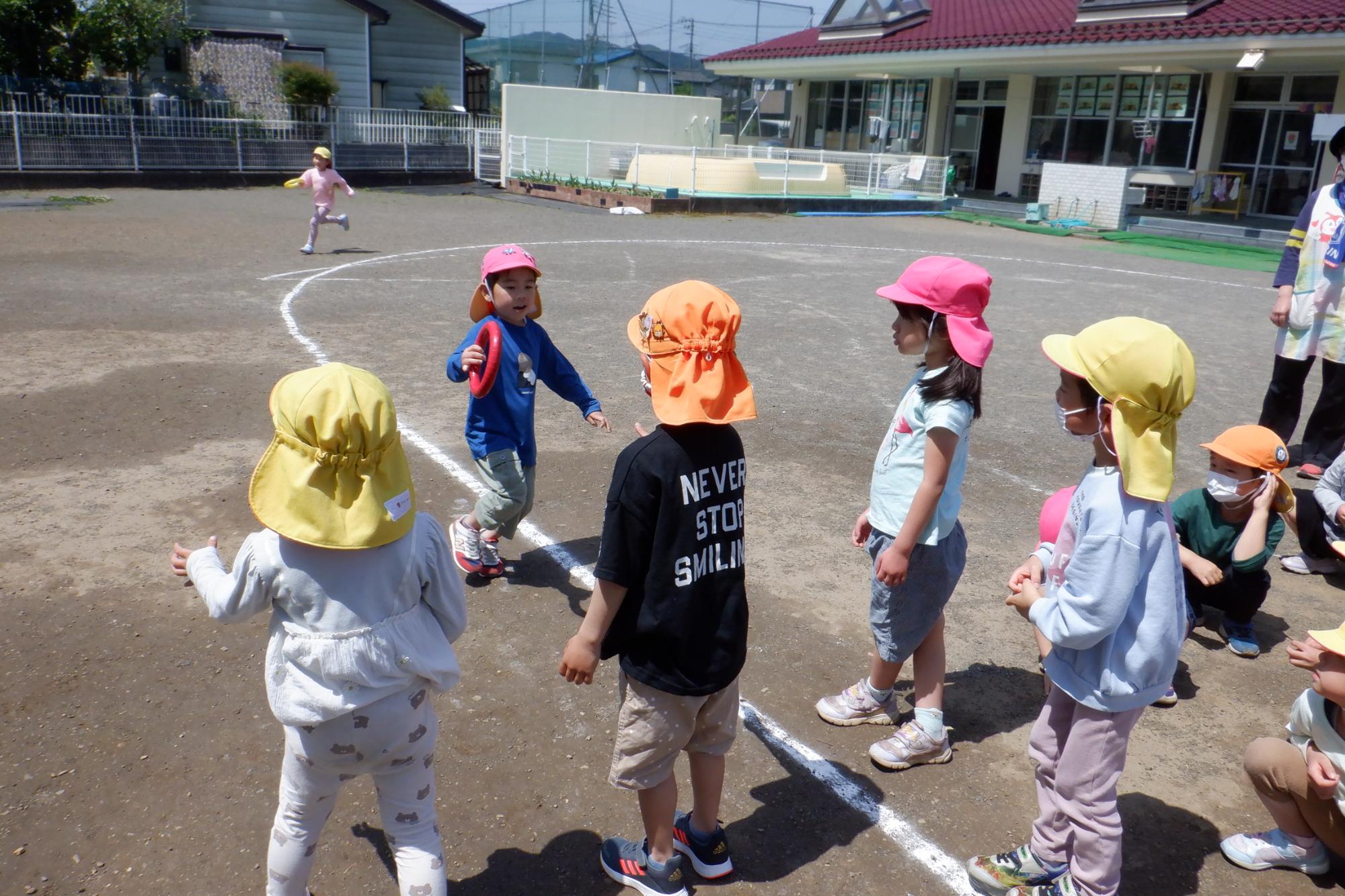 リレーでバトンをつなぐ男の子