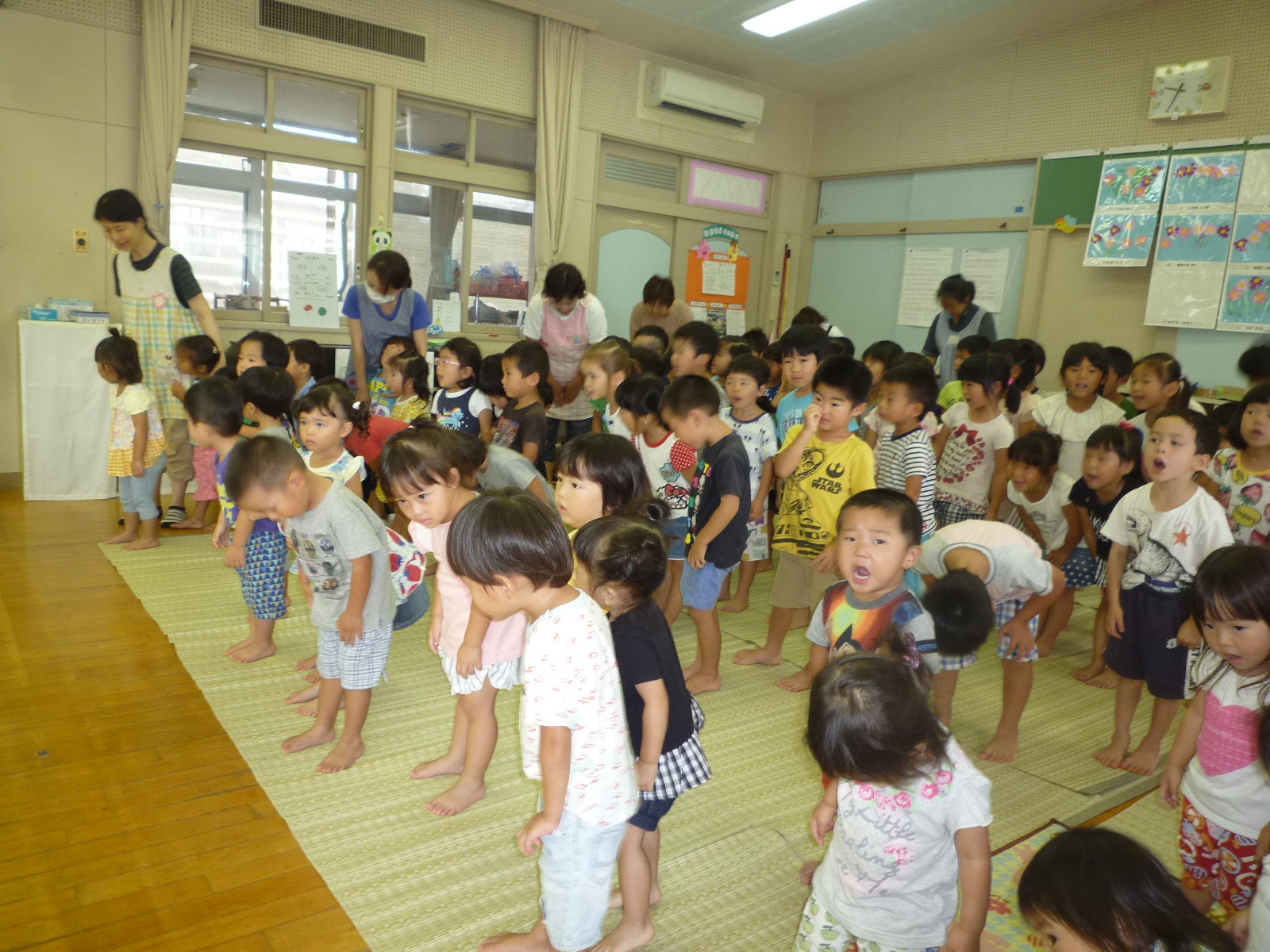 おじいちゃん・おばあちゃんにご挨拶をする子どもたち