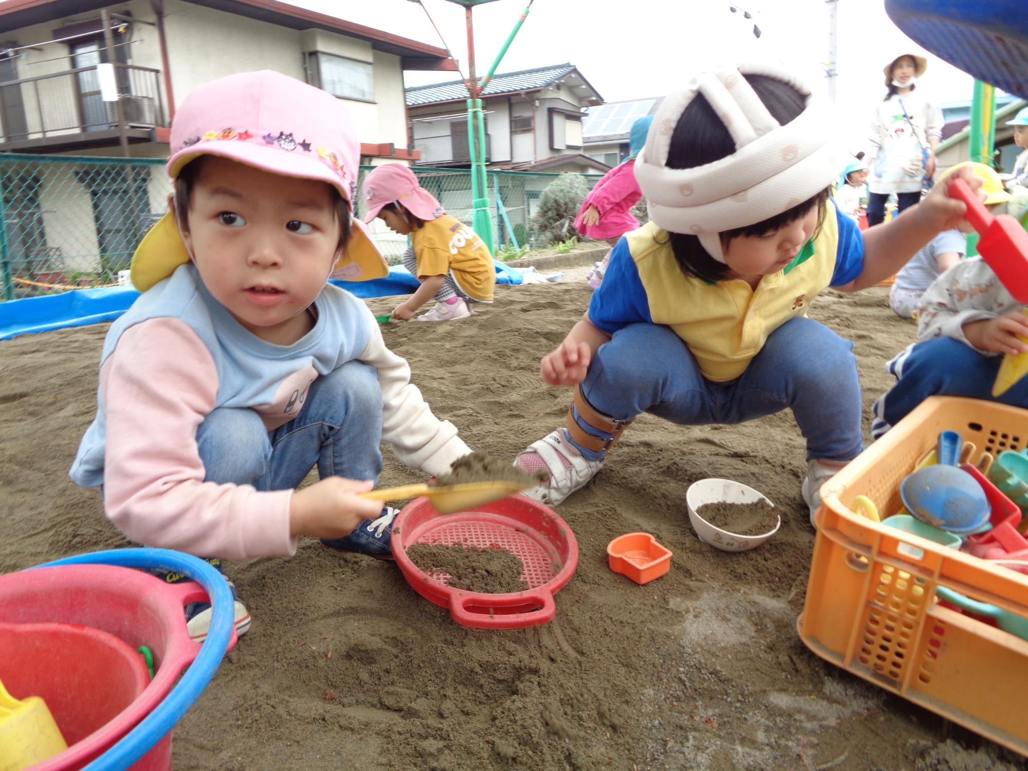 園庭での砂遊び風景