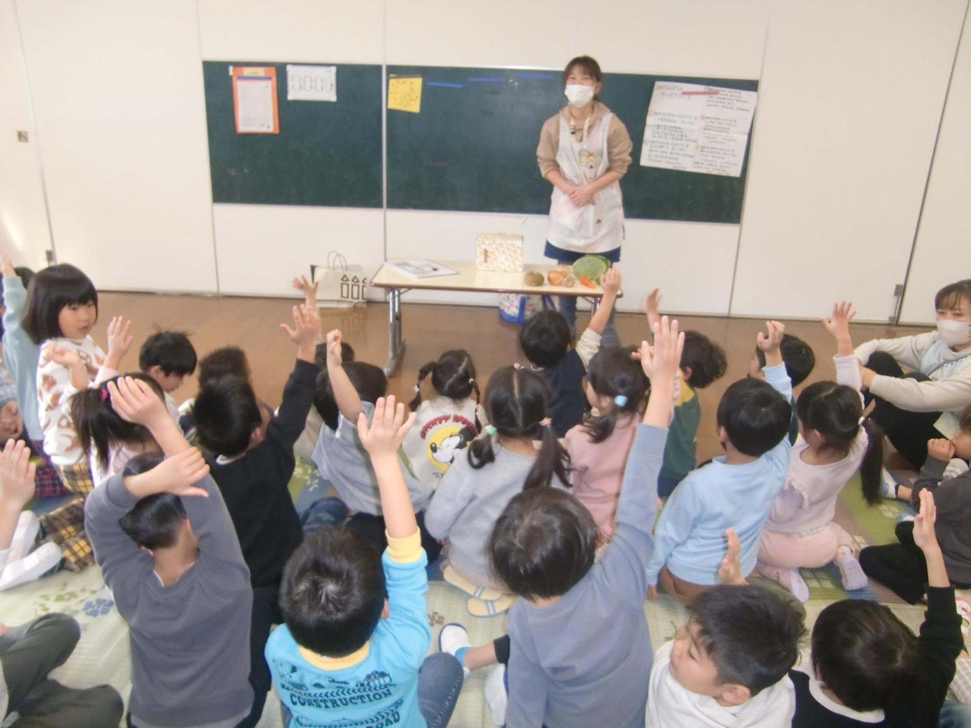 自分もクイズに参加したいと手を上げているところ