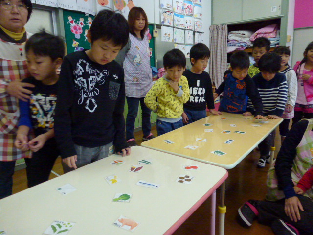 食材カードを選ぶ子どもたち