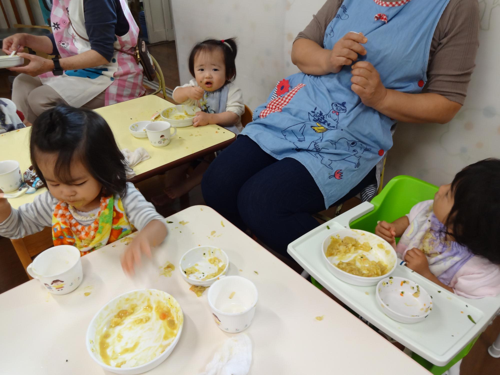 食育活動（高根保育所）(2) 0・1・2歳児