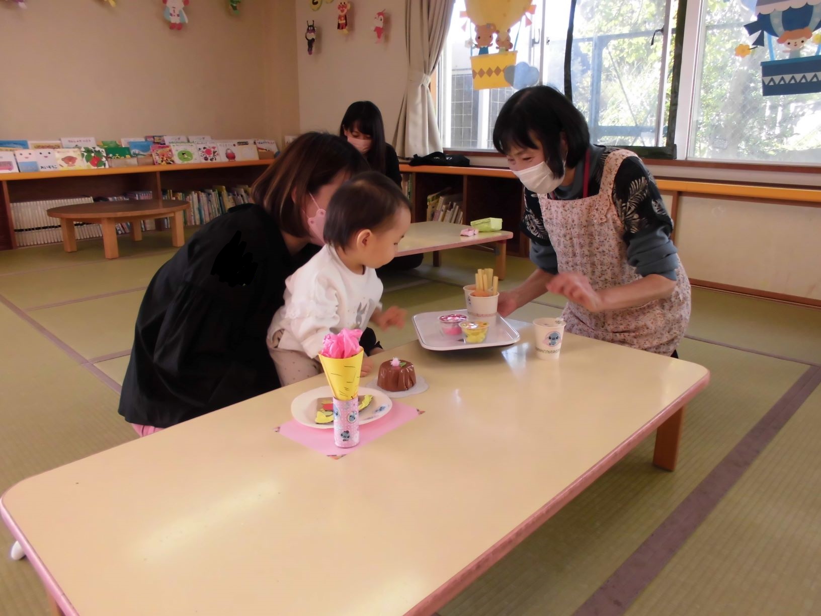 出来上がったもので遊ぶ子ども