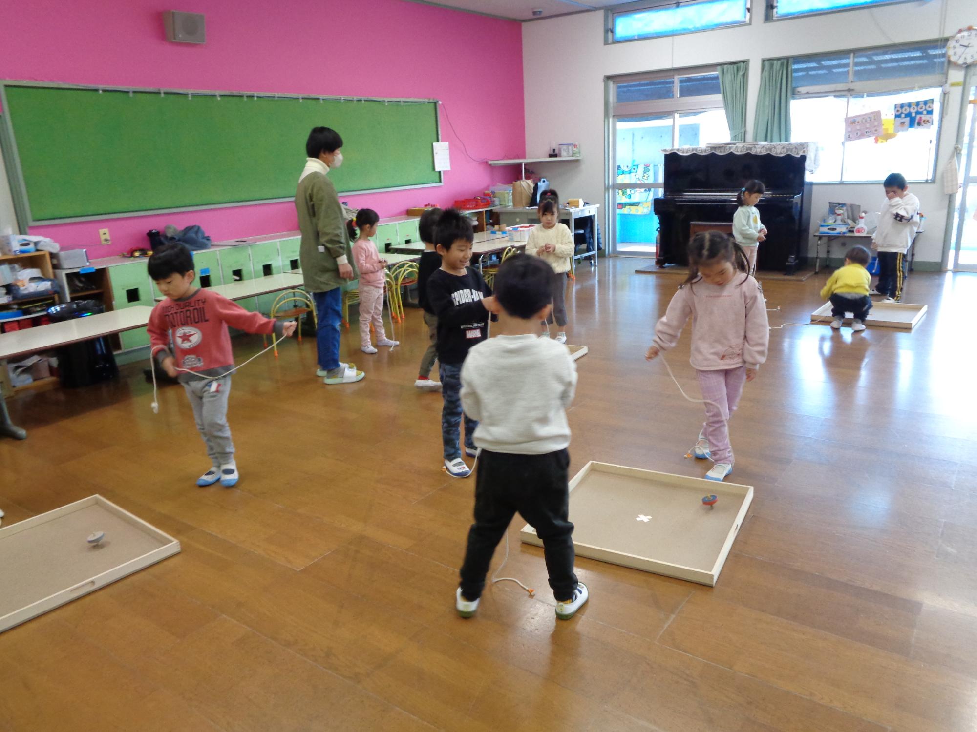コマ回し大会4歳児の様子
