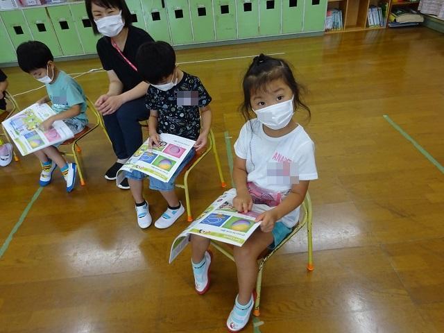 テキストを見て勉強しています。