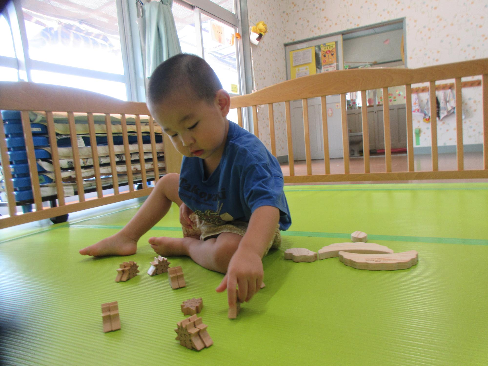 積み木を重ねてならべているところ