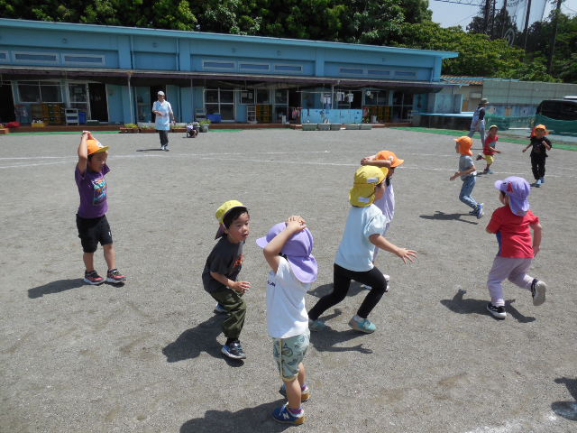 鬼ごっこをしている写真