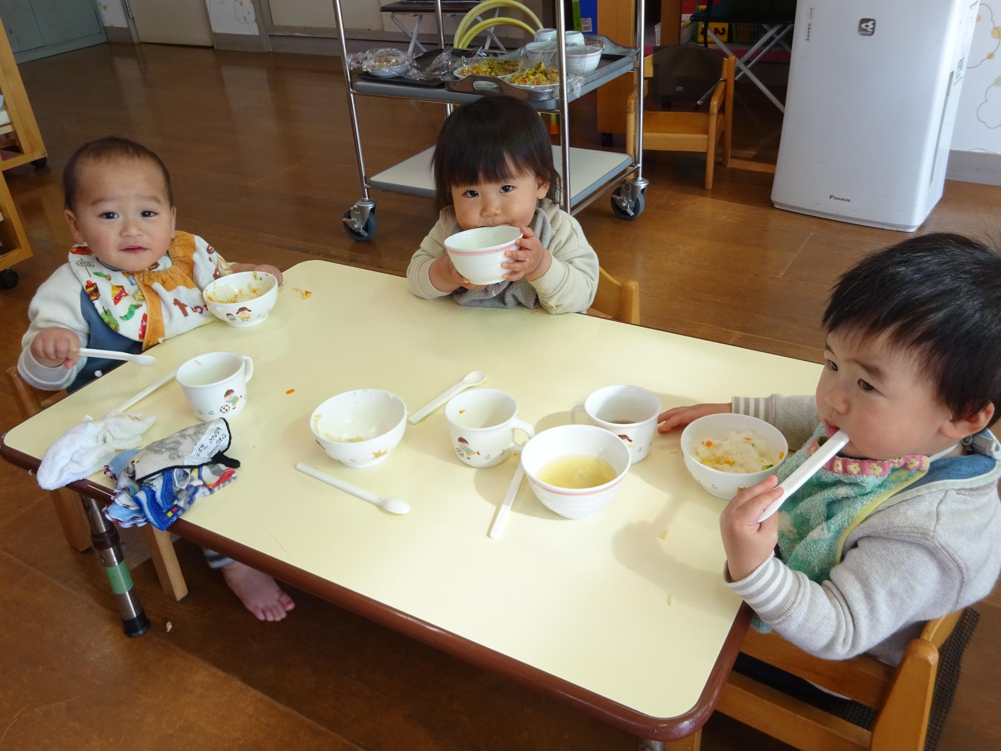 3人の子どもの食事の様子