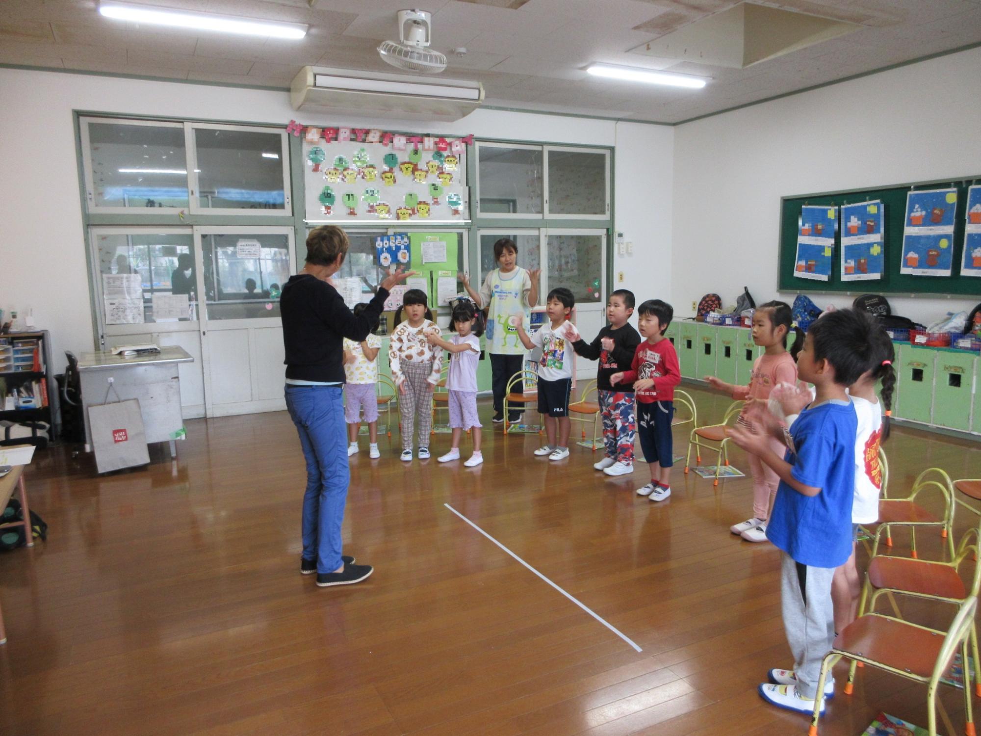 エンジョイイングリッシュ！（高根保育所） 令和7年10月（2）