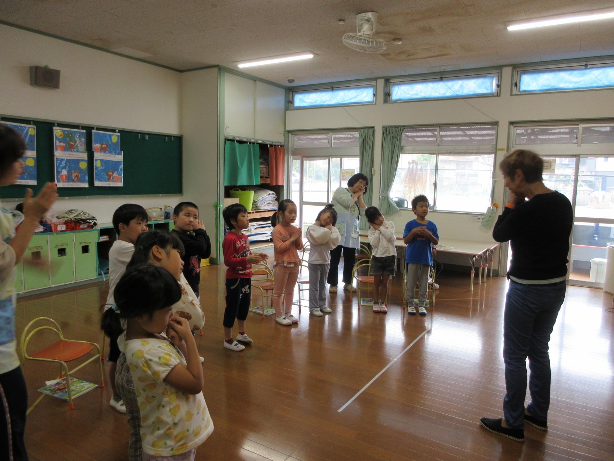 歌に合わせて踊っている写真