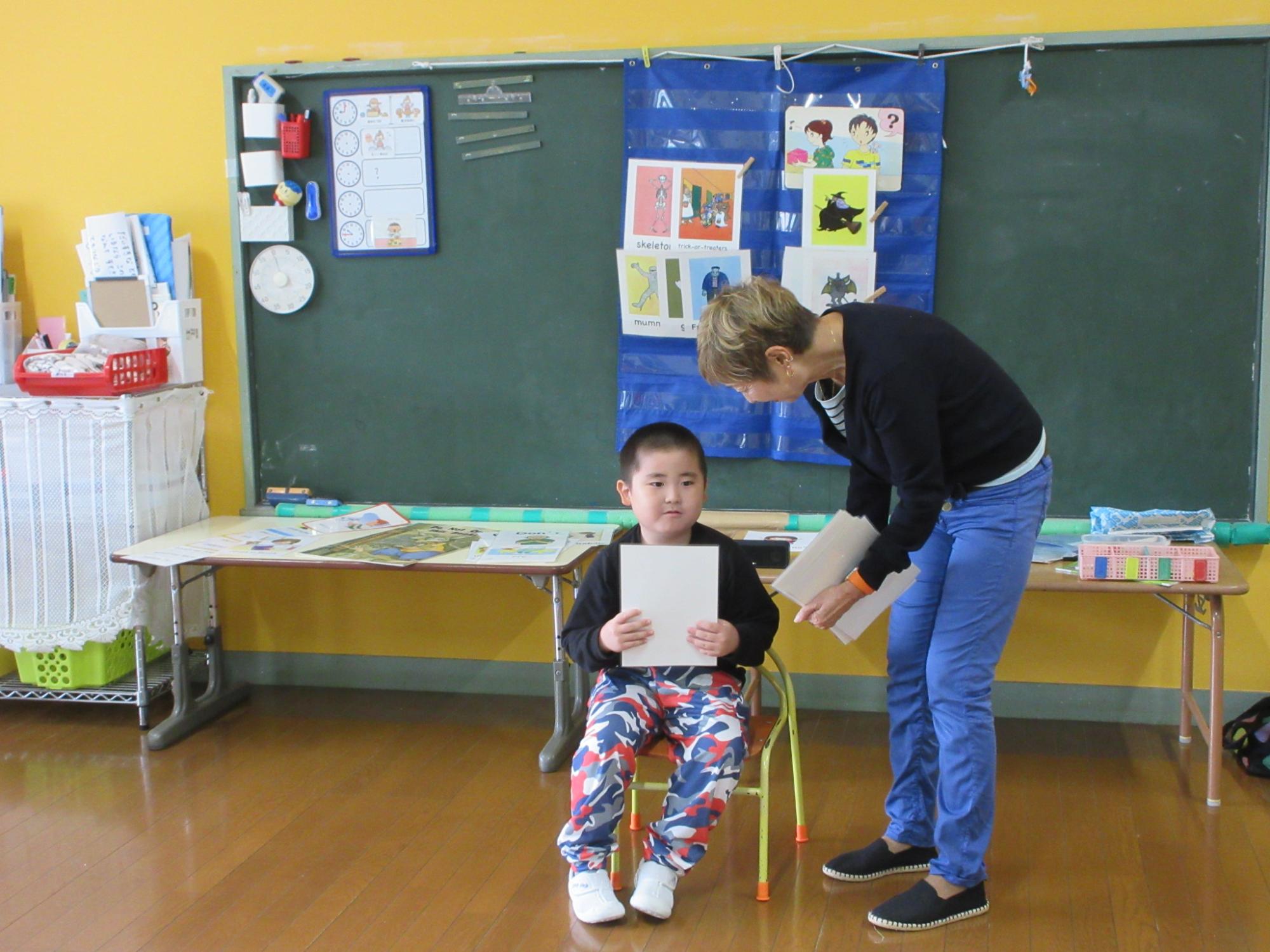 前に出てカードの紹介をしているところ