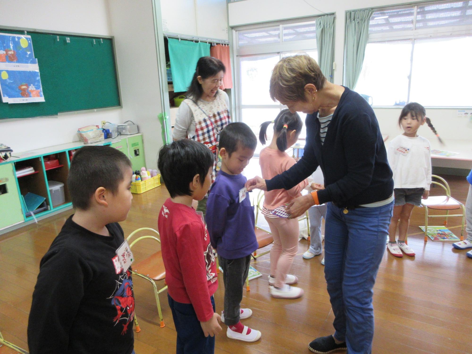 シールを貼ってもらっているところ