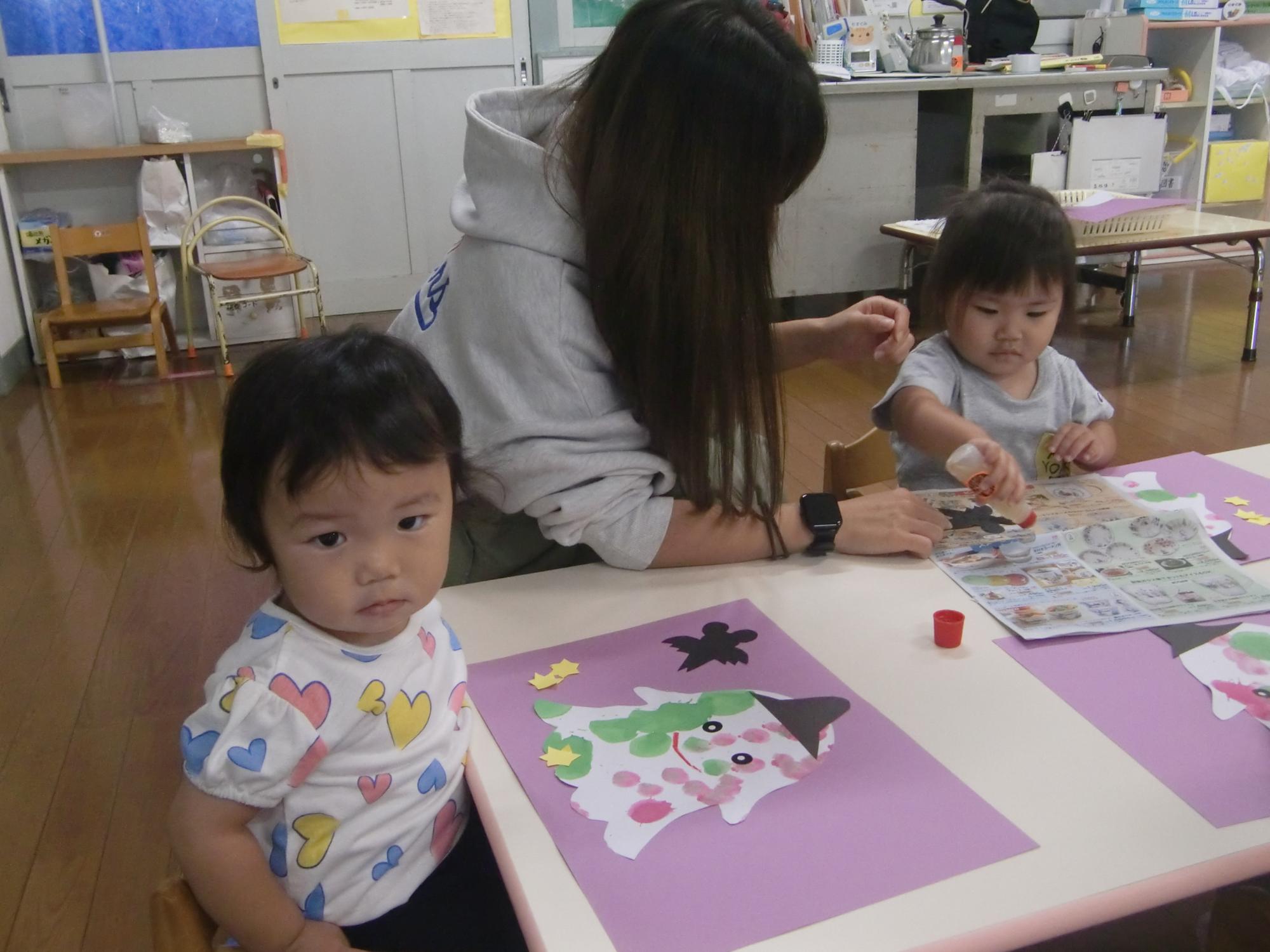お母さんと制作をする様子