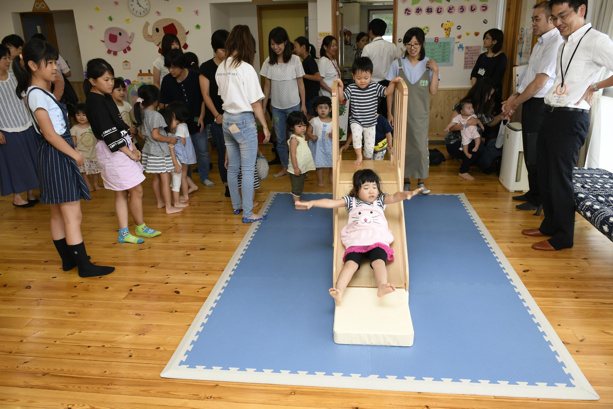 大型すべり台で遊ぶ子どもたちの様子